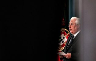 Primeiro-ministro de Portugal diz que esforço no combate à Covid-19 “tem luz ao fundo do túnel”