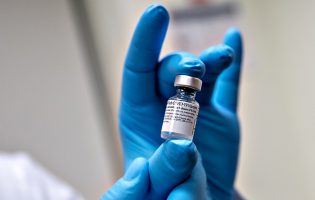 Agência Europeia Medicamento aprova vacina criada pela Pfizer-BioNTech contra a Covid-19