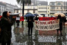 Alunos do Ensino Superior exigem no Porto fim de propinas, bolsas de estudo e qualidade de ensino