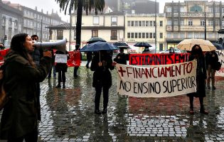 Alunos do Ensino Superior exigem no Porto fim de propinas, bolsas de estudo e qualidade de ensino