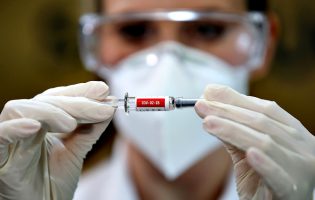 Profissionais de saúde de 5 centros hospitalares vão ser os primeiros vacinados contra a Covid-19