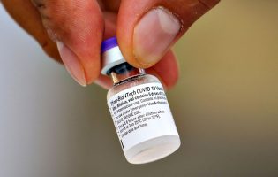 4 cientistas portugueses esclarecem dúvidas sobre vacinas contra a Covid-19 em vídeos