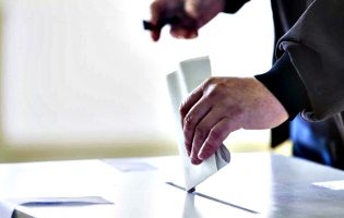 Candidatos às Eleições Presidenciais de volta à estrada em coro contra vigilância a jornalistas