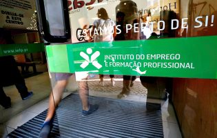 Distrito do Porto com mais 17.440 desempregados em dezembro relativamente a fevereiro de 2020
