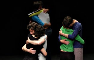 Espetáculo de Jérôme Bel “The Show Must Go On” regressa a Portugal mas com elenco nacional