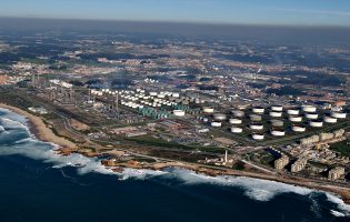 Fecho da refinaria da Galp de Matosinhos abala contas do terminal de contentores de Leixões