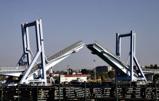 Ponte móvel de Leixões encerra durante um mês para manutenção de um dos cilindros hidráulicos