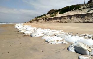 APA notifica empresa para que recolha sacos de plástico da praia da Estela na Póvoa de Varzim
