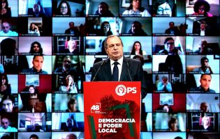 Carlos César reivindica papel do PS na construção da democracia e no combate à corrupção