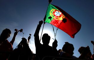Grupo artístico de Vila Nova de Famalicão estreia este mês ciclo de espetáculos sobre Democracia
