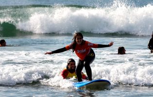 Projeto “Onda Social” quer abranger 360 a 380 jovens em risco de Matosinhos através do surf