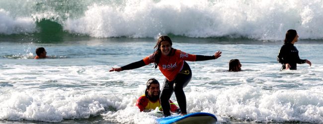 Projeto “Onda Social” quer abranger 360 a 380 jovens em risco de Matosinhos através do surf