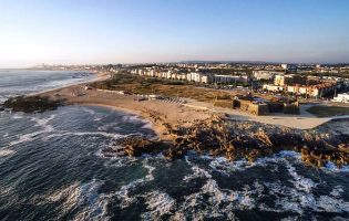 Portugal tem mais 12 praias fluviais e costeiras galardoadas com Bandeira Azul do que em 2020