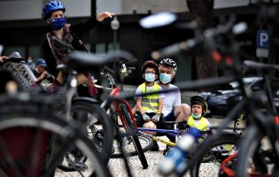 Cerca de 100 ciclistas em vigília na Avenida dos Aliados do Porto contra atropelamentos fatais
