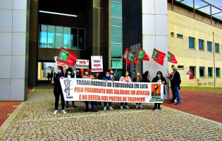PCP questiona Governo sobre trabalhadores do IPP  sem salários manifestantes em Vila do Conde