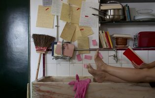 Sara Barros Leitão tenta devolver história do trabalho doméstico através de peça teatral