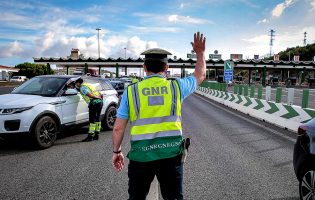 Mais de 1.200 pessoas detidas pela GNR no Natal e Ano Novo, com 4.300 acidentes e 21 mortos