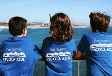 Alunos e professores dão as mãos junto ao mar para criar ‘corrente do oceano’ no Dia Escola Azul