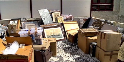 Centenas de obras assinadas por Porta Missé abandonadas à porta de prédio em Vila do Conde