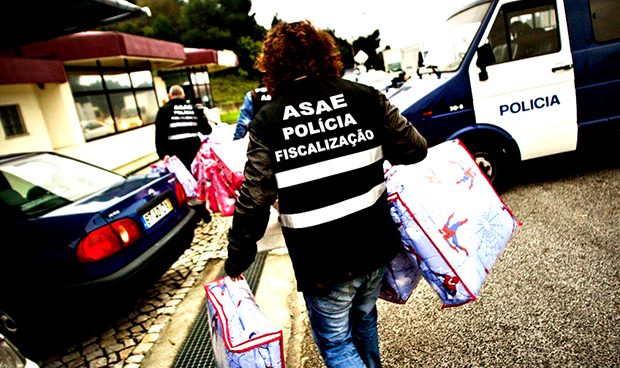 PSP detém 17 pessoas por venda de vestuário e calçado contrafeitos na feira de Vila do Conde
