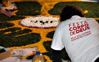 Mil pessoas dão forma aos tradicionais Tapetes de Flores no Corpo de Deus de Vila do Conde