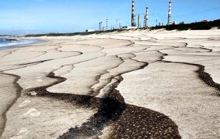 APA desaconselha banhos em cinco praias de Matosinhos após incêndio em fábrica de tintas