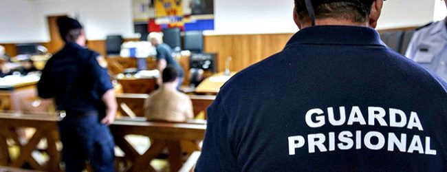 Greve dos guardas prisionais adia julgamento em Coimbra de grupo acusado de assaltar lares