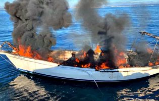Incêndio em veleiro obriga a resgate de tripulante do mar ao largo da costa da Póvoa de Varzim
