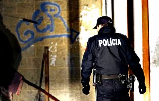 Jovem francês acusado de matar estudante à porta de discoteca no Porto está a ser julgado