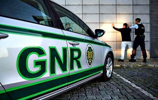 GNR deteve em Barcelos homem e mulher suspeitos de furtos de combustível