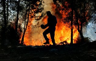Companhia Esquiva estreia peça sobre incêndios e dá receita aos Bombeiros de Mondim de Basto
