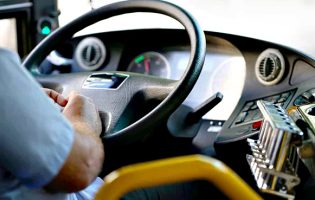 Motoristas dos atuais autocarros manifestam-se em frente à Área Metropolitana do Porto