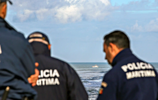Buscas dos três tripulantes desaparecidos ao largo da Nazaré prosseguem durante a tarde