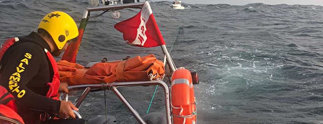 Mestre do barco Letícia Clara desaparecido na Nazaré chega a nado à praia do Pedrógão