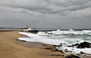 Nove distritos de Portugal Continental em aviso laranja devido à chuva esta segunda feira