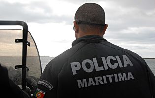 Reforçadas buscas dos três tripulantes de embarcação desaparecida na Nazaré