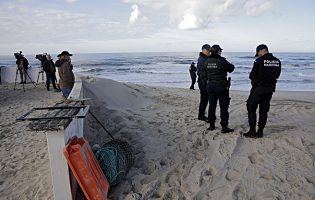 Retomadas buscas aos três tripulantes de embarcação desaparecida na Nazaré