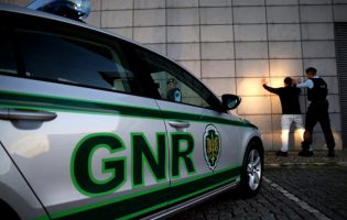 GNR deteve 5 suspeitos de mais de 20 furtos em estabelecimentos em Barcelos e Póvoa de Varzim