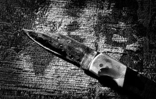 Homem de 27 anos agride avó de 75 e acaba esfaqueado pelo avô de 82 em Caxinas