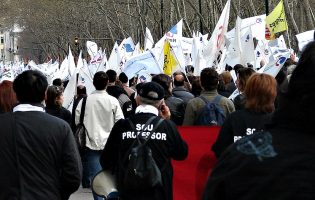 Mais de cinco mil professores ocupam Aliados do Porto em protesto contra Governo de Portugal