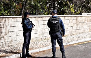 Prisão domiciliária para 4 suspeitos de roubo a casal de idosos em Vila Nova de Famalicão