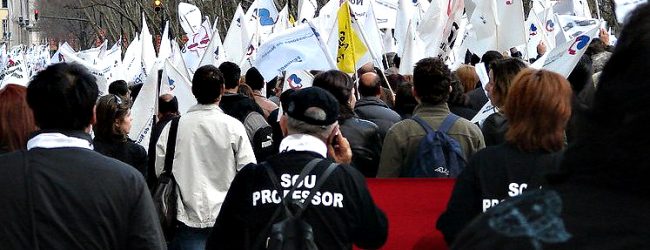 Professores concentrados em Matosinhos exigem ser ouvidos pelo Primeiro-ministro António Costa