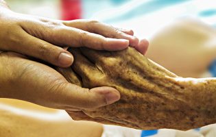 Segurança Social será completamente implacável nos casos de maus tratos a idosos em lares