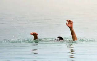 Dois jovens resgatados do mar com vida esta quinta feira na praia da Azurara em Vila do Conde