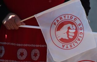 Militantes enchem Pavilhão Rosa Mota para festejar 50 anos do Partido Socialista Português