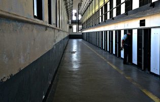 Penas de 9 e 10 anos de prisão para dois homens que burlaram idosos em concelhos do Norte