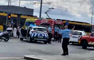 Bebé de um ano e mãe feridos em choque entre carro e Metro de Portas Fronhas em Vila do Conde