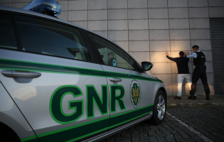 Três detidos por furto de reboques de pesados no Norte de Portugal em prisão preventiva