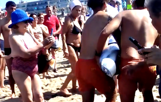 Golfinho morto com cauda cortada dá à costa na Praia do Carvalhido na Póvoa de Varzim