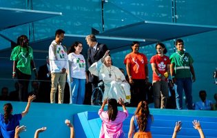 Papa pede aos jovens na Jornada Mundial da Juventude para serem “surfistas do amor”